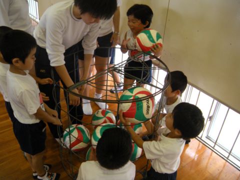 体育館ではボール遊びに挑戦！